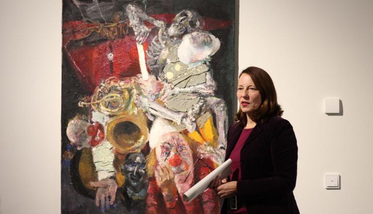 Die Direktorin des Potsdam Museums, Dr. Jutta Götzmann, führt durch die Ausstellung "Die wilden 80er Jahre in der deutsch-deutschen Malerei".