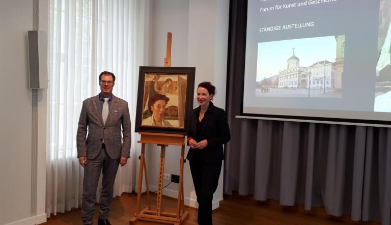 Übergabe des Lotte Laserstein Gemälde von Dr. Martin Hoernes, Ernst von Siemens Kunststiftung an Museumsdirektorin, Dr. Jutta Götzmann,