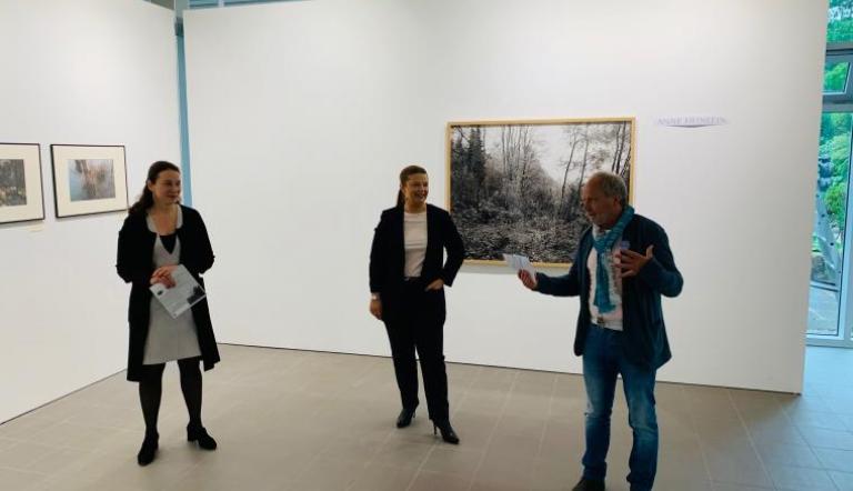 Dr. Jutta Götzmann, Hendrikje Warmt und Jörg Näthe stellen die "Fotografische Skizzen…" im Pavillon der Freundschaftsinsel vor.