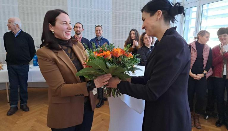 Potsdam Kulturbeigeordnete Noosha Aubel verabschiedete Jutta Götzmann.