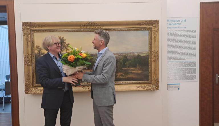 September 2023 – Begrüßung Dr. Thomas Steller bei der Vorstellungsrunde im Potsdam Museum durch Hannes Wittenberg, damals kommissarischer Direktor des Potsdam Museums, Foto