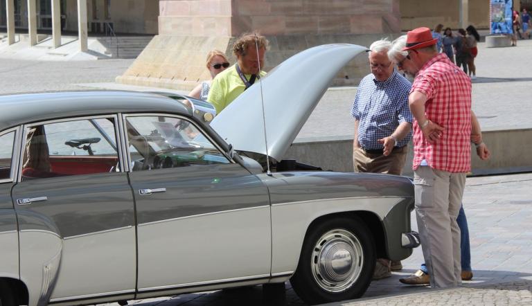 Mitglieder des Fördervereins warbenm mit einem Oldtimer aus DDR Zeiten vor dem Haus für das Atlasfest