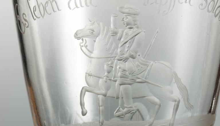 Ausschnitt_Deckelpokal mit Reiterfigur und Inschrift „Es leben alle tapffere Soldaten“, Potsdam, um 1715/20 © Potsdam Museum,