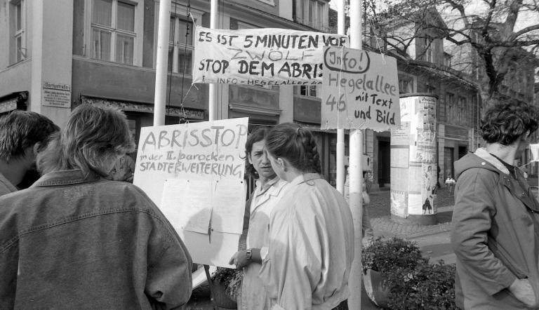 Demonstration von Studenten der Fachschule für Werbung und Gestaltung für einen Abriss-Stopp und Erhaltung der Zweiten barocken Stadterweiterung, 26.10.1989 © Potsdam Museum/ Demonstration von Studenten der Fachschule für Werbung und Gestaltung für einen Abriss-Stopp und Erhaltung der Zweiten barocken Stadterweiterung, 26.10.1989 © Potsdam Museum/