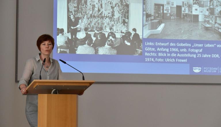Dr. Wenke Nitz stellt das Buch "Unterm goldenen Atlas" vor