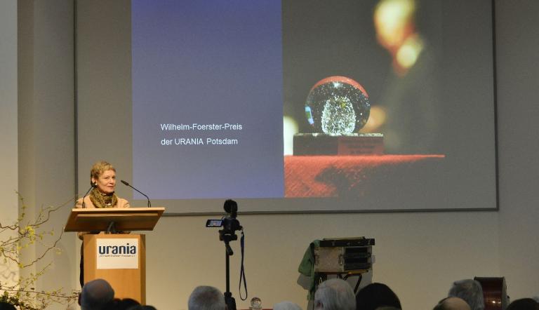 Laudatorin Prof.Dr.-Ing. Dr. Sabine, Ministerin für Wissenschaft, Forschung und Kultur des Landes Brandenburg Begrüßung der Gäste durch Dr. Rauchfuß, Vorsitzender des URANIA Vereins  © Potsdam Museum,
