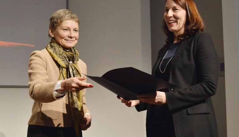 Übereichung der Urkunde durch Prof. Dr.-Ing. Dr. Sabine Kunst an die Preisträgerin © Potsdam Museum,