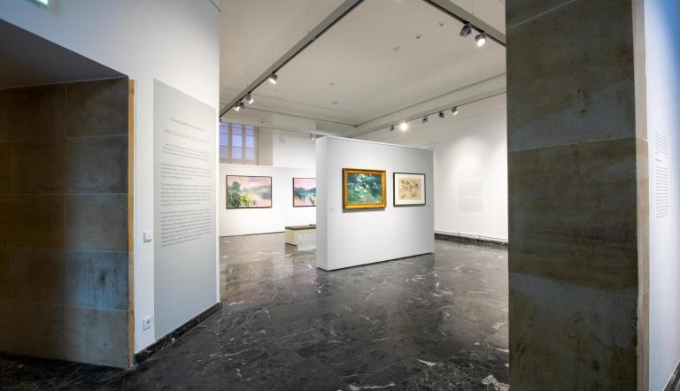 Einblick in den Raum „Reflexionen des Licht“ der Sonderausstellung mit zwei Seerosendarstellungen Hagemeisters aus dem Bestand des Bröhan-Museums (links) sowie des Potsdams Museums (rechts);