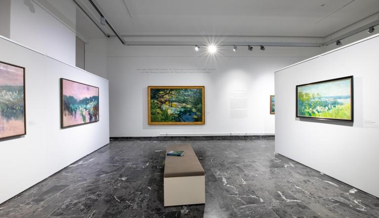 Einblick in den Raum „Reflexionen des Licht“ der Sonderausstellung mit Hagemeisters Seerosendarstellung aus dem Bröhan Museum