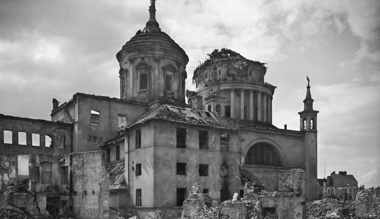 Max Baur, Blick vom Blücherplatz auf die Ruinen des Alten Rathauses und der Nikolaikirche, 1946–1948, Potsdam Museum Lichtbild-Archiv Max Baur Max Baur, Blick vom Blücherplatz auf die Ruinen des Alten Rathauses und der Nikolaikirche, 1946–1948, Potsdam Museum Lichtbild-Archiv Max Baur