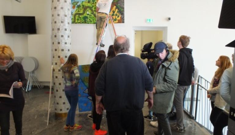 Anbringung der Arbeiten „Wie wollen wir in Zukunft leben?“ am 25.4.2016 © Potsdam Museum,
