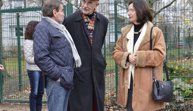 Dr. Thomas Deecke (Mitte) im Gespräch mit Volker Bartsch und der Beigeordneten für Bildung, Kultur und Sport, Dr. Iris Jana Magdowski, anlässlich der Einweihung der Skulptur von Otto Herbert Hajek.