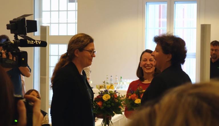 (v.l.n.r.) Dr. Anna Havemann, Dr. Jutta Götzmann und Britta Stark im Gespräch © Potsdam Museum,