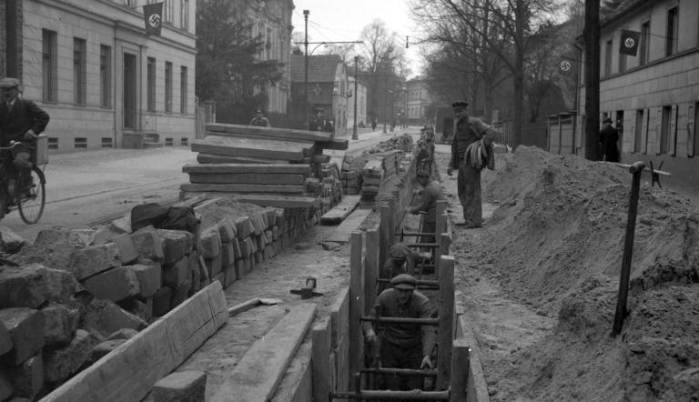 Straßenbauarbeiten in der Spandauer Straße [heute: Friedrich-Ebert-Straße] (Detail), 18.3.1938 © Potsdam Museum,