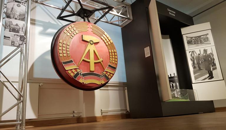 DDR-Emblem von der Glienicker Brücke, Potsdam Museum,