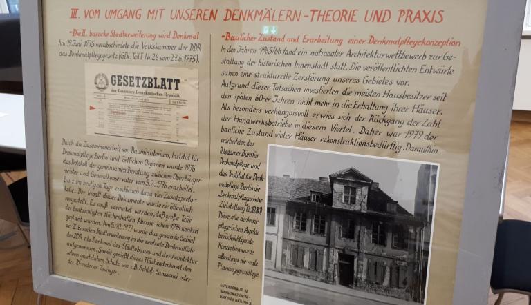 Eine der Tafeln der Ausstellung "Suchet der Stadt Bestes",
