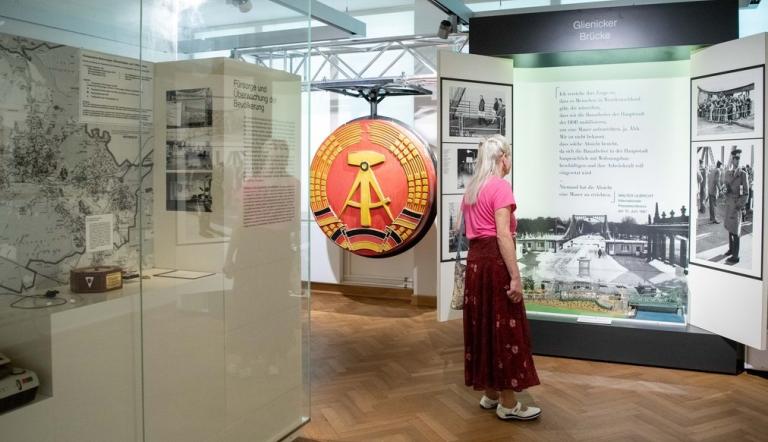 Frau in der stadtgeschichtlichen Ausstellung