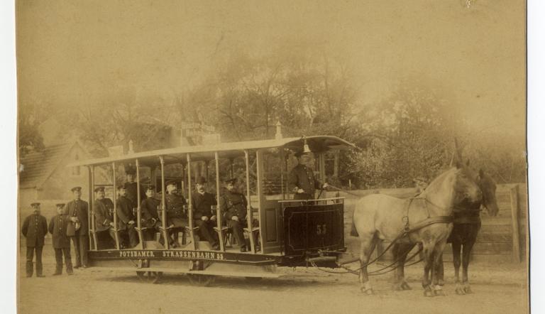 Unbekannter Fotograf, Die letzte Pferdebahn im Herbst 1907