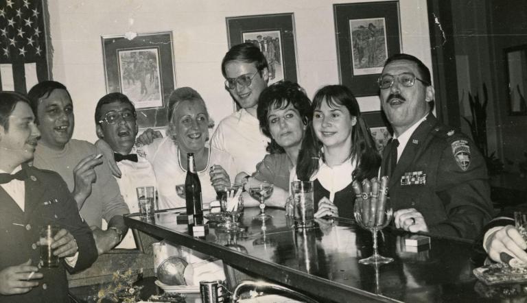 Party in der Militärverbindungsmission Neufahrland, unbekannter Fotograf, um 1965 Party in der Militärverbindungsmission Neufahrland, unbekannter Fotograf, um 1965