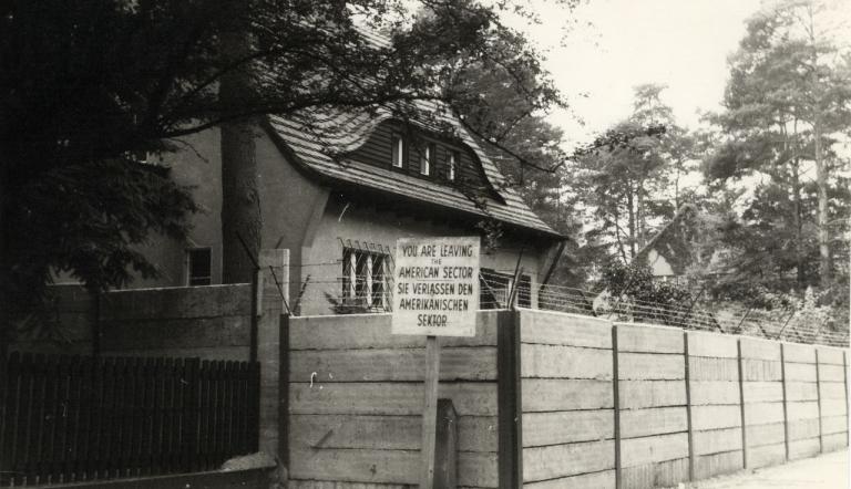Blick über die Mauer auf das Haus Neue Kreisstraße Ecke Stubenrauchstraße, Blick über die Mauer auf das Haus Neue Kreisstraße Ecke Stubenrauchstraße,
