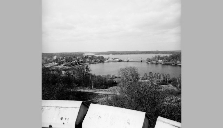 Foto: Blick vom Schloss Babelsberg auf die Grenzsicherungsanlagen im Park Babelsberg und an der Glienicker Brücke, 1990 © Potsdam Museum, Foto Matthias Kupfernagel, M_164-17