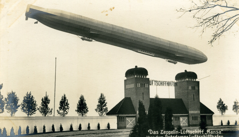 Foto: Das Zeppelin Luftschiff „Hansa“ über dem Potsdamer Luftschiffhafen um 1913 © Verlag Willi Sanke Berlin grussauspotsdam.de