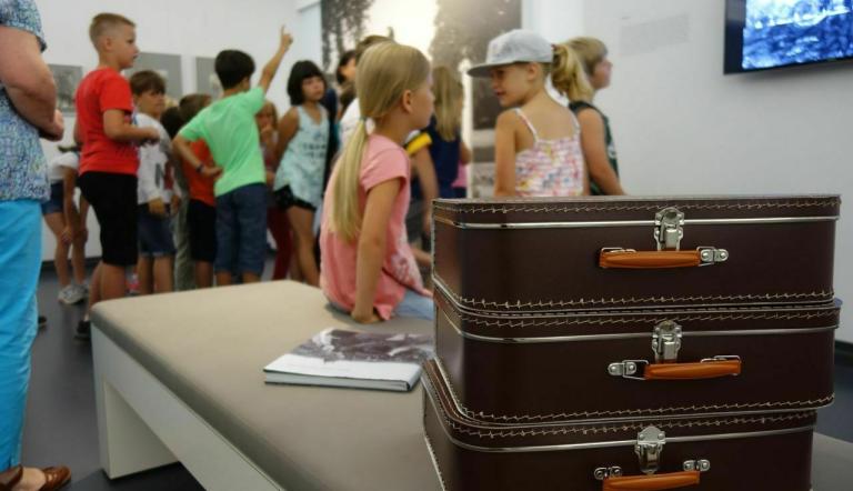 Familienführung in der Ständigen Ausstellung , Foto: Anke Stemmann, Lizenz: © Potsdam Museum - Forum für Kunst und Geschichte