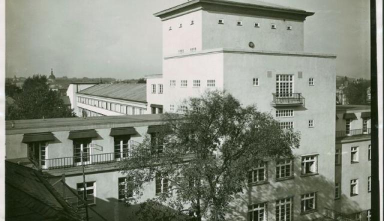 Blick vom Dach des alten Städtischen Krankenhauses nach Norden zum Turm über dem Haupteingang. Städtische Lichtbildstelle 1929, Foto: PM, Lizenz: PM
