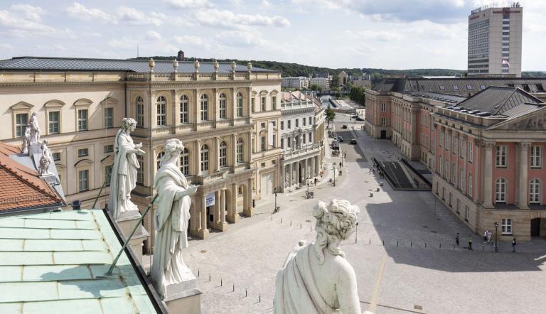 Die Tugenden auf dem Dachsims, Foto: Bauers, Lizenz: Potsdam Museum