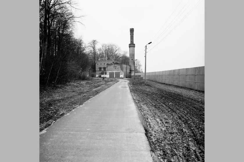 Blick zum historischen Dampfmaschinenhaus von 1845, welches zwischen 1961 und 1990 mitten in den Grenzanlagen lag. Das Bild zeigt den Kolonnenweg der Grenztruppen, der genau auf das Gebäude führt.