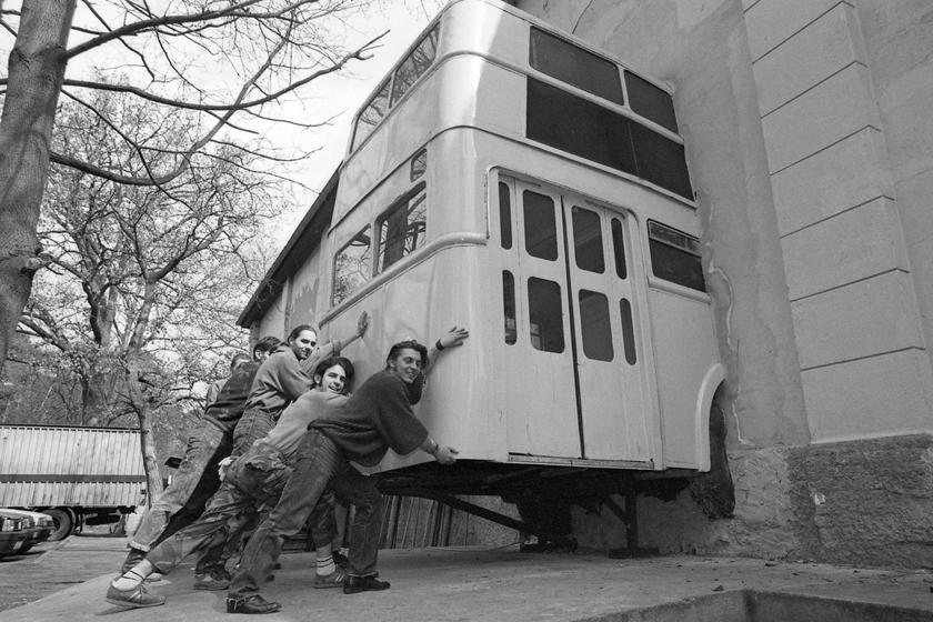 3.	Gestelltes Gruppenfoto "Wir schieben den Bus in den Saal des Lindenparks", 1992