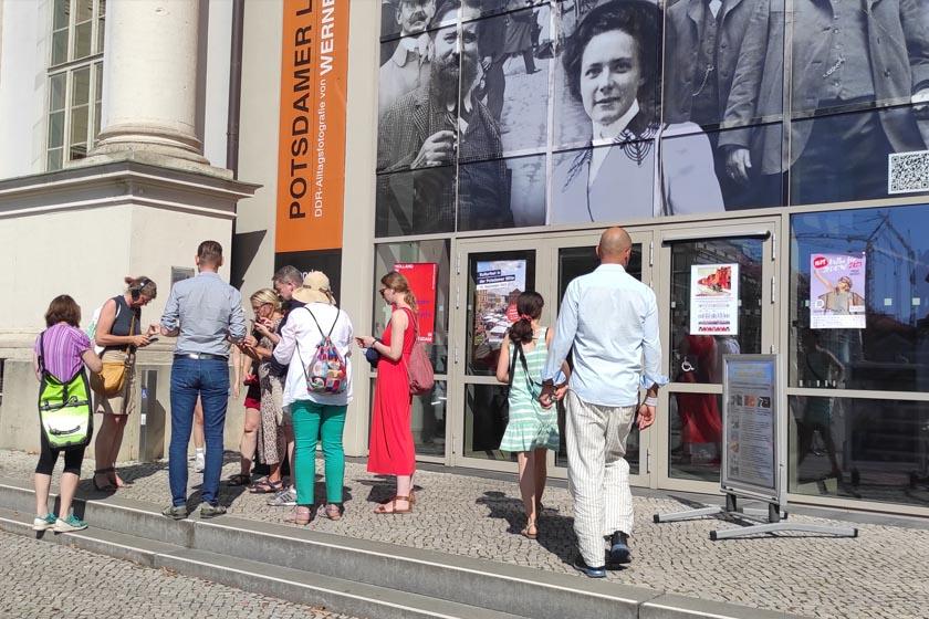Leute strömen ins Potsdam Museum
