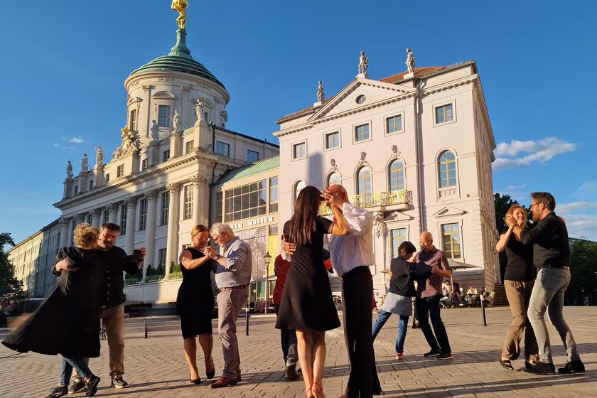 Tanzende Paar auf dem Alten Markt in Potsdam