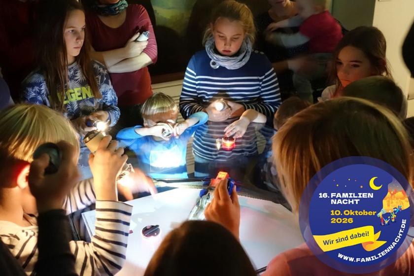 Kinder mit Taschenlampe im Museum