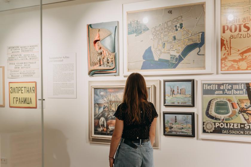 Besucherin in der Stadtgeschichtlichen Ausstellung