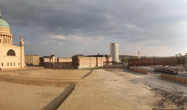 Foto mit Blick auf den nordwestlichen Teil des Alten Marktes - das Rechenzentrum ist bereits abgerissen