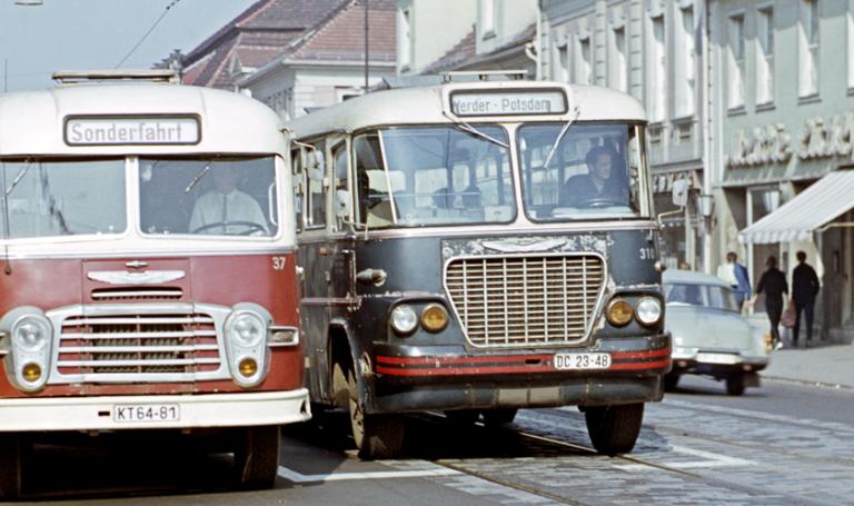 Historisches Bild mit Bussen auf der Friedrich-Ebert-Straße um 1968