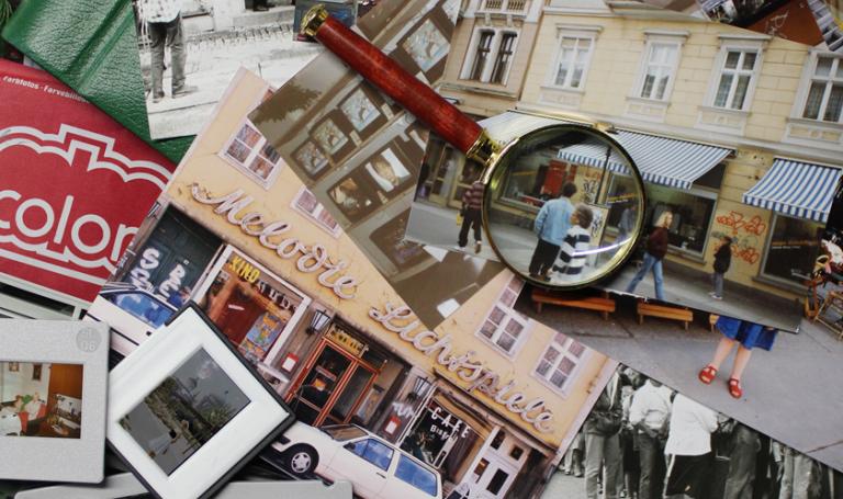 Tisch voller Fotos und Dias